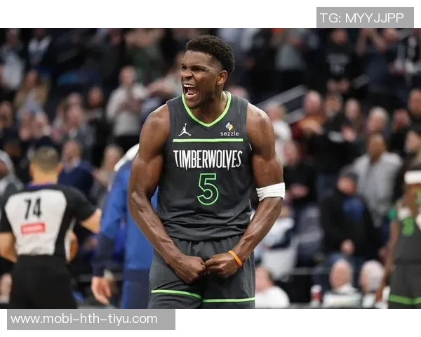 爱德华兹表现平平22投10中贡献28分三分与罚球命中率均不理想